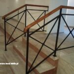 Balustrada stalowa krótka schody pochwyt drewno