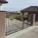 brama skrzydłowa metaloplastyka prosta czarna