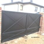 brama prosta czarna stal skrzydłowa automatyka