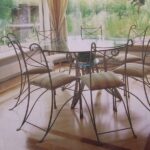 stolik krzesła metaloplastyka szkladny blat
